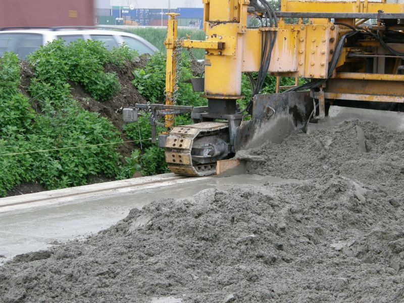 In de betonwegenbouw is bij de inzet van een slipformpaver aardvochtig                        beton nodig
